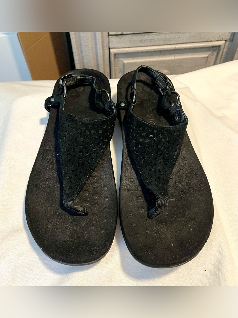 VIONIC Kirra Thong Sandals -Perforated Black Suede -Buckle/Arch Support-Wmn Sz 8
